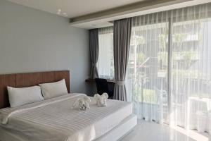 At the Tree bright studio by Lofty