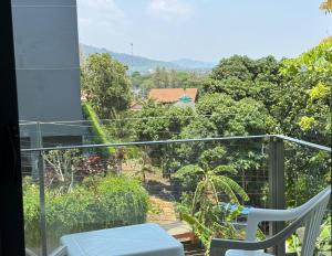 At the Tree bright studio by Lofty