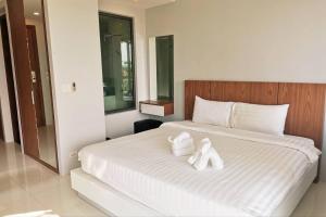 At the Tree bright studio by Lofty