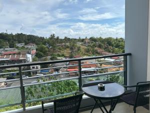 Spacious mountain view studio at Sea Sky 206