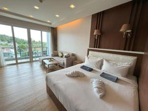 Spacious mountain view studio at Sea Sky 206