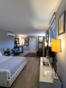 Independent Room in Villa with Pool