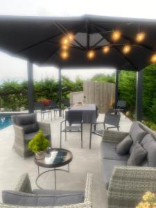 Independent Room in Villa with Pool