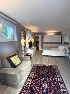 Independent Room in Villa with Pool