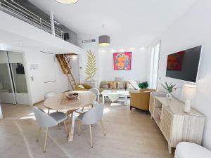 Cannes Close Centre 2 BR 2 bath mezzanine & balconies Exceptional Rating Ideal Families Easy parking by Olam Properties