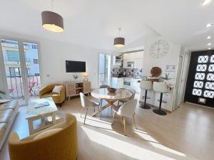 Cannes Close Centre 2 BR 2 bath mezzanine & balconies Exceptional Rating Ideal Families Easy parking by Olam Properties