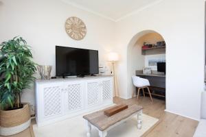 Beach Haven - steps from penguins w pool & views