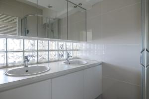 BEL AIR HOLIDAY - Spacious, modern studio with sleeping area on the promenade T4