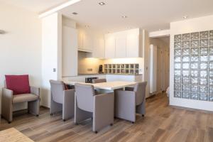 BEL AIR HOLIDAY - Spacious, modern studio with sleeping area on the promenade T4