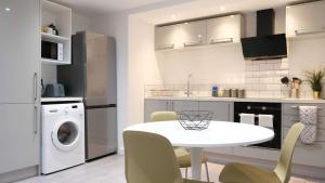 2 Adjoining Spacious Homes w Garden - Sleeps 14