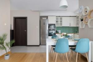 Family Apartment in Cracow with Parking, Desk and Bathtub by Noclegi Renters