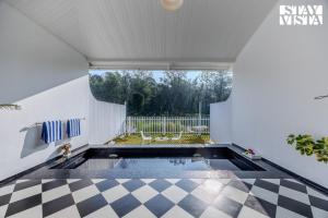 StayVista at Mudra Tattva - Pvt Pool,Lawn,Jacuzzi 2BR Luxury Rooms