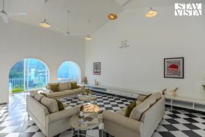 StayVista at Mudra Tattva - Pvt Pool,Lawn,Jacuzzi 2BR Luxury Rooms