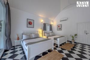 StayVista at Mudra Tattva - Pvt Pool,Lawn,Jacuzzi 2BR Luxury Rooms