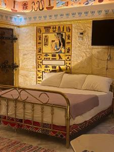 Pyramids Mystery Inn