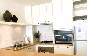 THE WATERFRONT APARTMENTS 1 Bedroom Executive Apartment with Courtyard Views located on the Geelong Waterfront - 4301