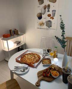 3 minutes walk from Hongik University Station Kpop, Shopping, Good location, Comfortable bed