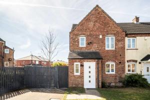 Spacious 3 Bedroom Home with 6 Beds Private Garden and Driveway Parking