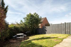 Spacious 3 Bedroom Home with 6 Beds Private Garden and Driveway Parking