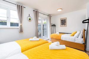 Spacious 5 Bedroom 2 Bathroom Home with 12 Beds and Private Driveway Parking