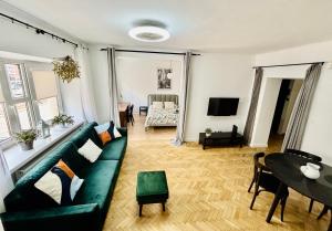 Trendy Getaway Old Town Metro by PolandBnB