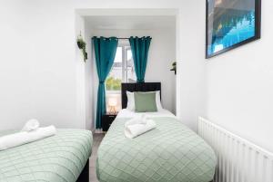 Spacious 4 Bedroom House with 8 Beds and Private Driveway Parking