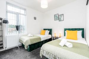 4 Bedroom House with 2 Bathrooms - Back Garden with Outdoor Seating Sleeps 7