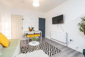 4 Bedroom House with 2 Bathrooms - Back Garden with Outdoor Seating Sleeps 7