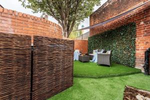 4 Bedroom House with 2 Bathrooms - Back Garden with Outdoor Seating Sleeps 7