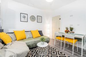 4 Bedroom House with 2 Bathrooms - Back Garden with Outdoor Seating Sleeps 7