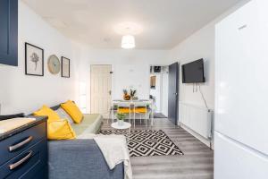4 Bedroom House with 2 Bathrooms - Back Garden with Outdoor Seating Sleeps 7
