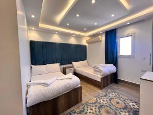 Premier pyramids view