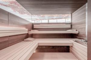 The Deluxe by Regina