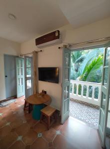 Studio Apartment jungle view 2minutes drive to the beach