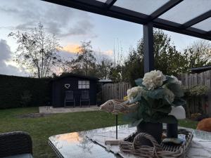 Moderner gepflegter Nr 142 ruhiger Bungalow, Strandnah mit großen, uneinsehbaren Garten, Terrassenüberdachung