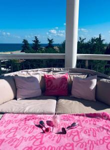 Barbie-Themed 3BDR Penthouse Near The Beach, Nessebar