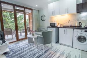 Cozy 1BR with Inviting Balcony