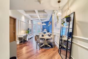 FAM Living Contemporary 1BR Apartment Urban Oasis