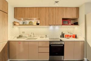FAM Living Contemporary 1BR Apartment Urban Oasis