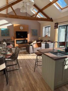 Trendy Barn Conversion Families & Groups Sleeps 8 Fibre WiFi