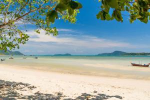 3 BR Seaview Apt with pool access ADMC 100-2