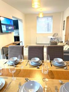 Ideal 4-bed home sleeps 7 - Nr Trafford Ctr & M60
