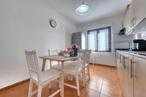 Casita Luisa - Ping pong and 300M to the Beach By Lanzarote Vacation Homes