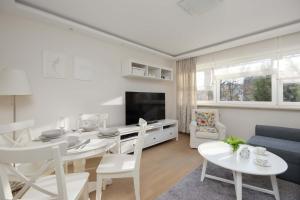 Cozy and Family Apartment close to the Metro in Warsaw by Noclegi Renters