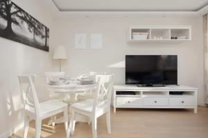 Cozy and Family Apartment close to the Metro in Warsaw by Noclegi Renters