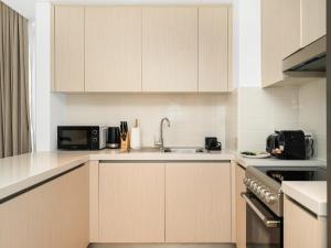 Elite Nest - Luxurious 4BR with PS5 Room, 1 min to F1, Ferrari World & SeaWorld