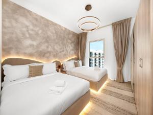 Elite Nest - Luxurious 4BR with PS5 Room, 1 min to F1, Ferrari World & SeaWorld