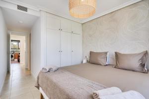 Penthouse in Estepona met Zeezicht, Jacuzzi & Zwembad