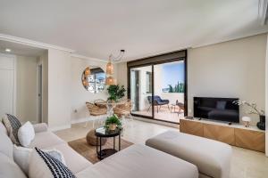 Penthouse in Estepona met Zeezicht, Jacuzzi & Zwembad