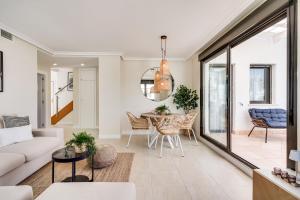 Penthouse in Estepona met Zeezicht, Jacuzzi & Zwembad